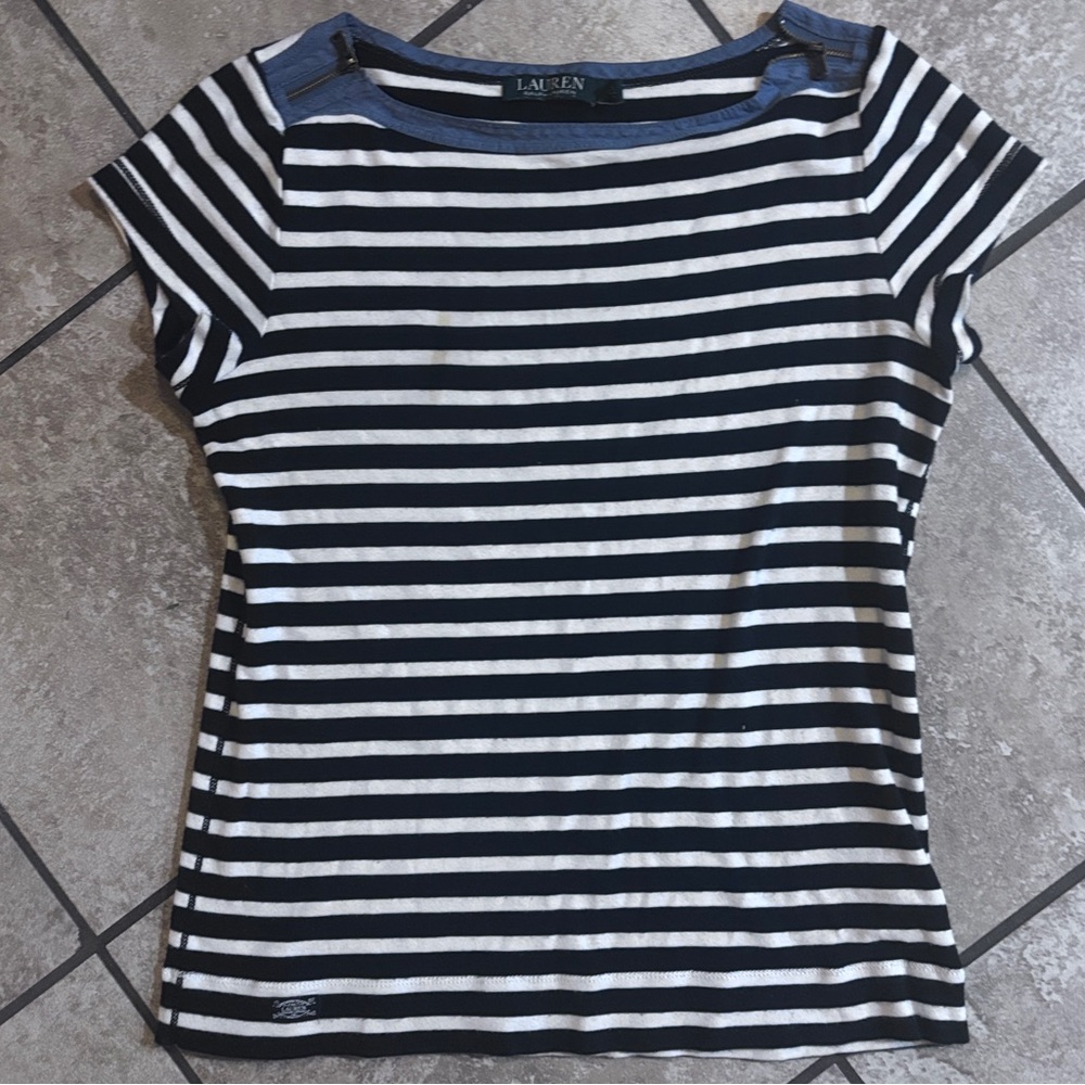 🔅RALPH LAUREN
Blue & White Striped Top
W/ Zippers on collar
Sz.L 
Like New